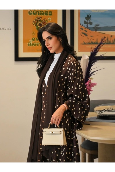 Classy She بدلة عباءة أنيقة بطبعة البولكا دوت (مع حجاب مطابق)