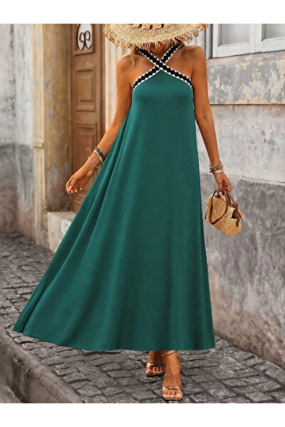 Butik فستان نسائي طويل من قماش الكريب بتفاصيل مطاطية متقاطعة من الأمام وأكتاف...