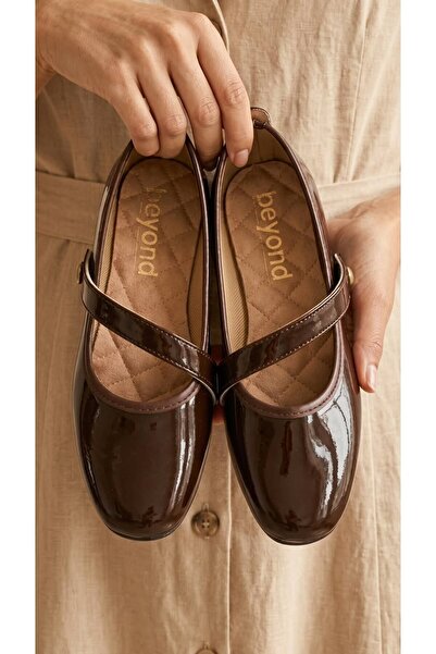 Beyond Women's Brown Drop Buckle Patent Leather Ballerinas 1cm Bynddam01