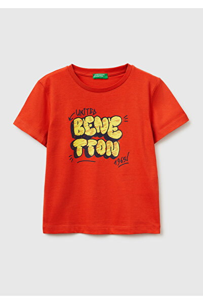 United Colors of Benetton تي شيرت للأولاد ذو ياقة مستديرة وطباعة شعار أمامي ب...