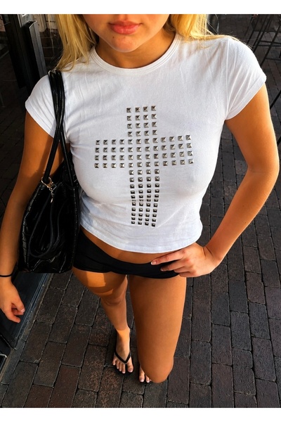 manicsellout Haç Desenli Metal Kare Taşlı Slim Fit Baby Tee Crop Tişört