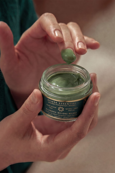 Densa Essential Klorofil Detoks Maske 50 ML Sebum Dengeleyici/Gözenek & Siyah Nokta Karşıtı/Akneye Eğilimli Ciltler
