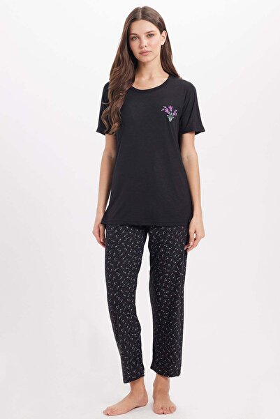 Tudors Women's standard fit regular cut crew neck short sleeve printed black ...