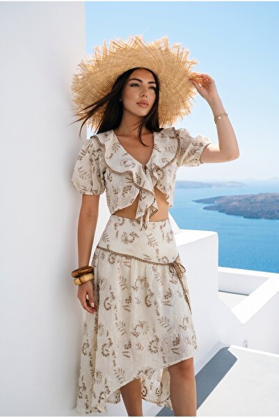 FASHION COCKTAIL Bluză crop cu mâneci bufante, brodată și cu șireturi, cu leg...