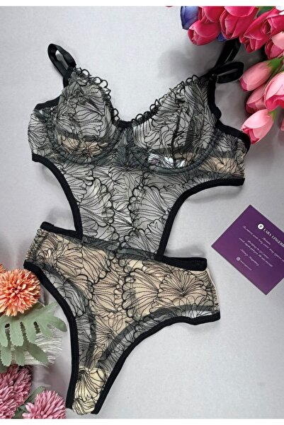 Görseldeki ürün, çiçek desenli dantelli ve şeffaf (transparan) detaylara sahip bir kadın bodysuit modelidir.
