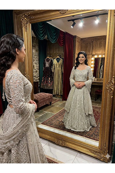 Aashiv's Collection طقم فستان زفاف هندي ليهينغا تشولي أبيض مطرز