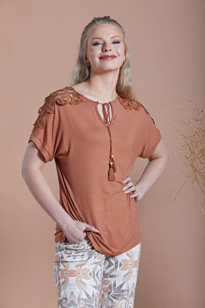 İPEKMOOD Shoulder Lace Detailed Lycra Cinnamon Colored Viscose Top/Printed Lycra Viscose Pants with Elastic Waist