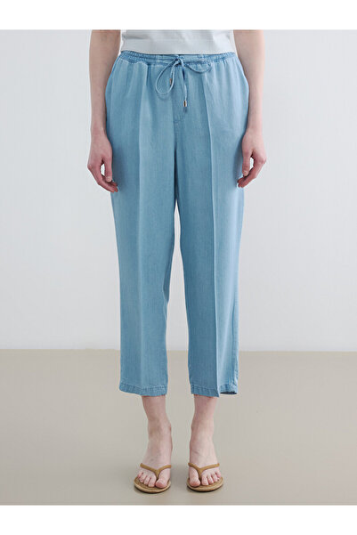 LC Waikiki بنطلون جينز نسائي من Mom Fit بخصر مطاطي
