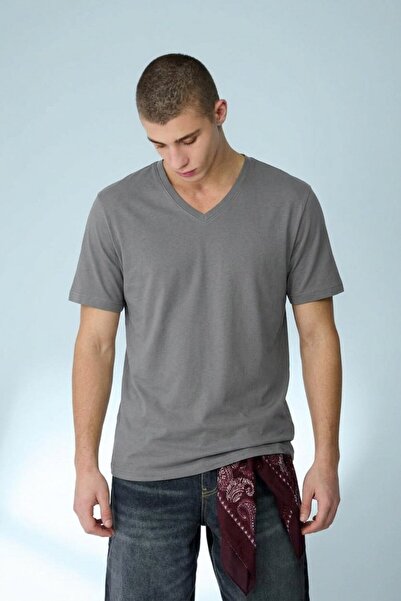 DAMGA JEANS تي شيرت رجالي ذو قصة مستقيمة وياقة على شكل حرف V