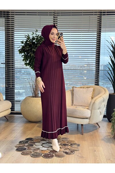 Knit 140 فستان تريكو بحاشية أكمام من السوتاش باللون الأحمر الداكن