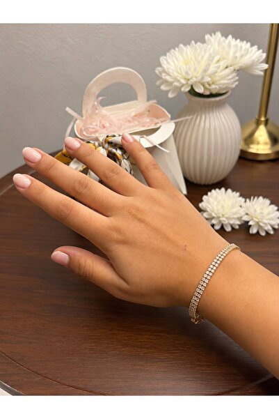 stainles steel اسورة يد ذهبيه مرصعة بالفصوص تجمع بين الاناقة والفخامة