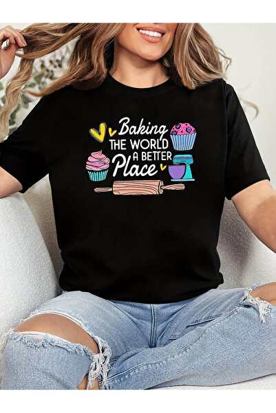 01THEONE تي شيرت نسائي مطبوع عليه عبارة "Baking THE WORLD A BETTER Place" بأك...