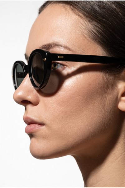 Houseofeyeris Velora Black Oval Sunglasses Uv400 Protected Retro Y2K Stylish Minimal Design Unisex Model