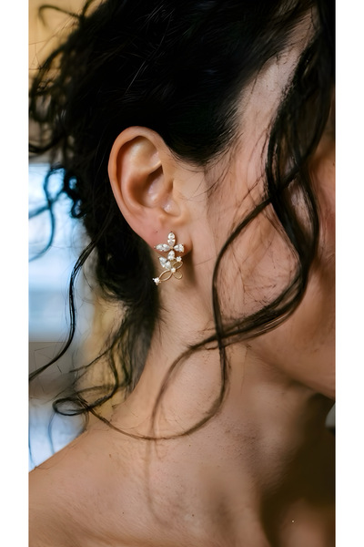 ILSA Flower Motif Stone Minimal Earrings