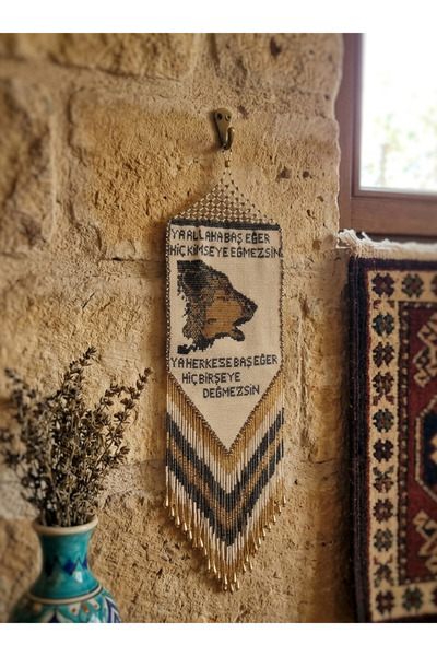 El Yapımı Boncuk İşleme Yazılı ve Aslan Figürlü Dekoratif Duvar Süsü / Pano