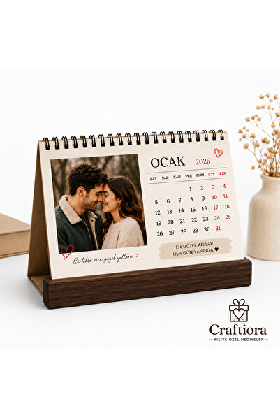 Craftoria Kişiye Özel Fotoğraflı Masa Takvimi - Ahşap Kaideli 12 Yaprak Takvi...