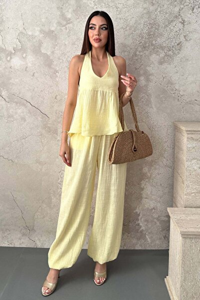 Moda Days طقم نسائي أصفر اللون - طقم علوي وسفلي بياقة هالتر وتفاصيل ربط مزخرف...