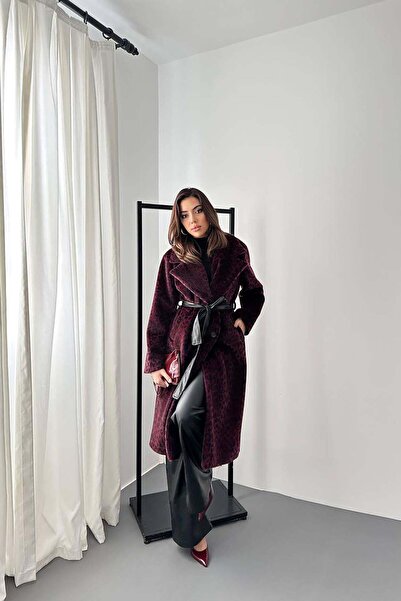 Moda Days معطف نسائي طويل من الجلد بنقشة الفهد باللون العنابي مع حزام وياقة ك...