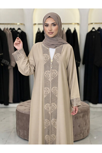 miral A luxurious abaya from miral, a distinctive design and high quality fab...
