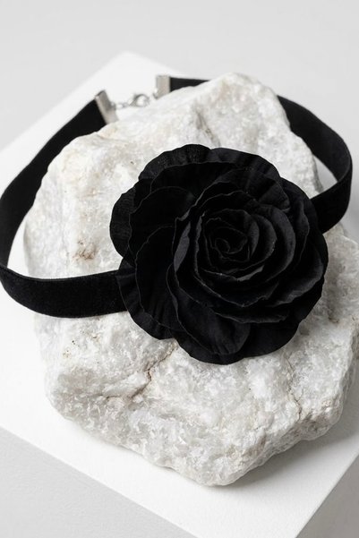 LIVOSH Fabric Rose Detail Choker Necklace