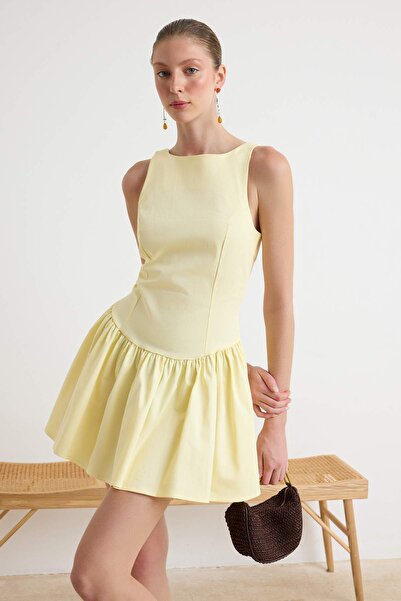 Trendyol Kollektion Gelbes, kurz/Mini-Webkleid mit Taillenausschnitt TWOSS25E...