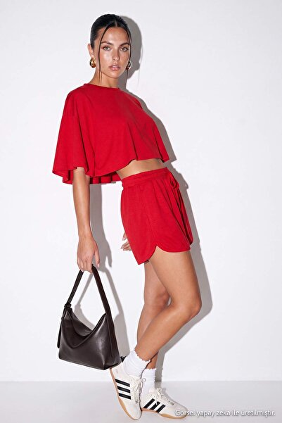 Drop by TrendyolMilla طقم شورت بأكمام على شكل خفاش باللون الأحمر TDRSS26AU00107