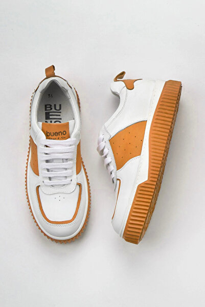 Bueno Shoes حذاء رياضي نسائي من الجلد باللون الأبيض والبرتقالي 01wz10401