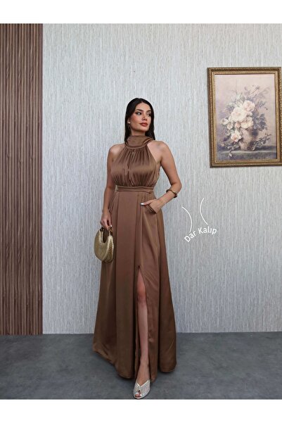ESRAHELVACI فستان من الساتان بفتحة عند الرقبة وتصميم هالتر