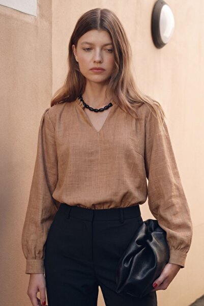 armonika Γυναικεία μπλούζα ανοιχτόχρωμη βιζόν με λαιμόκοψη V, λεπτομέρεια πιέ...