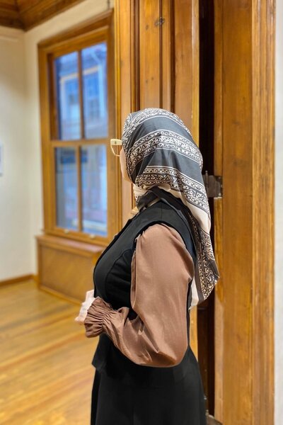 Firuze scarf وشاح ناعم باللون الرمادي بنمط الفسيفساء
