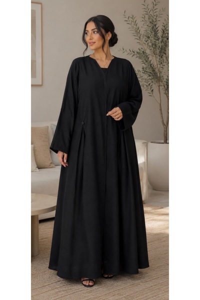 WAHAJ DRESSES عباءة سوداء بتصميم عصري وأنيق، تتميز بقصة واسعة ومريحة.