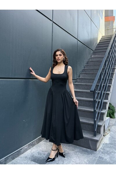 Butik Kadın Siyah midi elbise, kare yaka, kolsuz, bel oturtmalı, akışkan kuma...