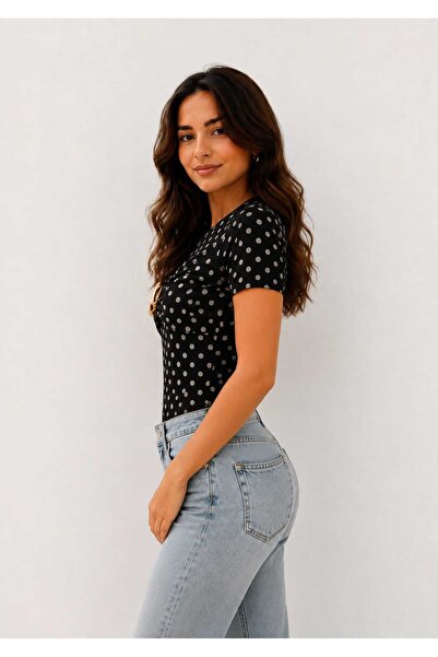PAKET GİYİM Kadın puantiyeli bisiklet yaka kısa kollu önden aksesuarlı crop bluz