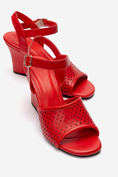 LuviShoes حذاء نسائي بكعب عريض من HERVON باللون الأحمر