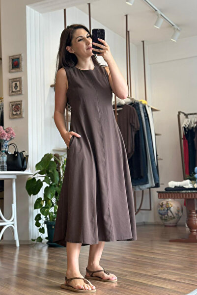 Unique Boutique فستان بني ناعم الملمس بطول متوسط مع جيوب