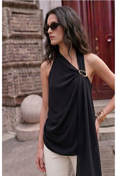 Seda BiliciBoutique Sleeveless blouse with accessory details.