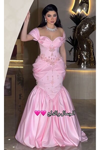 NALA FASHION فستان ساتان وردي فاخر بتصميم أوف شولدر، أكمام منفوشة،