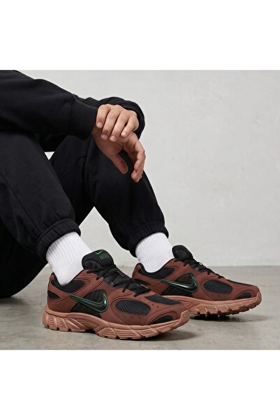 Nike حذاء رياضي بني للرجال من V5 RNR (مقاس ضيق)
