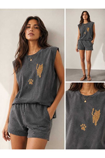 Yumey Cat Stone Embroidered Padded T-Shirt