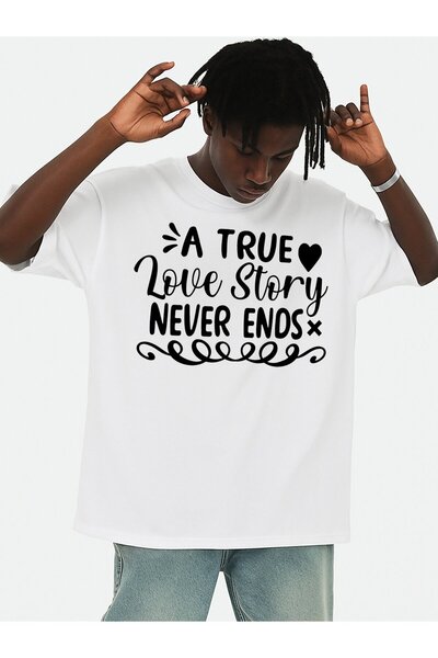 STITCHLY تي شيرت رجالي بطبعة 'True Love Story' برقبة دائرية، أبيض اللون، بتصم...