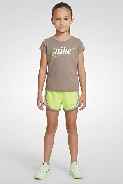 Nike طقم ملابس أطفال بناتي مكون من قطعتين بلوزة وشورت بشعار العلامة التجارية،...