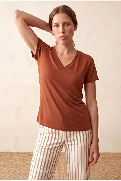 WESTMARK LONDON Women's Cinnamon Viscose / Polyester Blended Regular Fit V-Ne...
