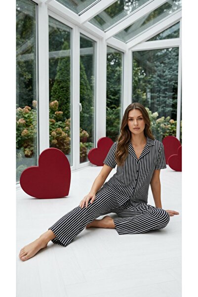 LANA HOMEWEAR KADIN SİYAH VE BEYAZ ÇİZGİLİ ÖNDEN DÜĞMELİ BEBE YAKA MİLAN KUMA...