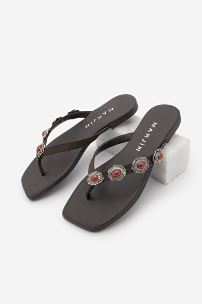 Marjin شبشب نسائي يومي بمقدمة مسطحة ومرصع بالأحجار باللون الأحمر من فارنيسا