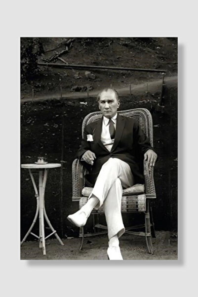 Luna Marissa Ataturk poster, uživanje u kafi u stolici od pruća, crno-bela fo...