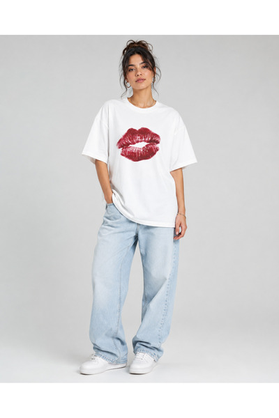 cc collection Women's White Red Lip Print Oversize Crew Neck T-Shirt