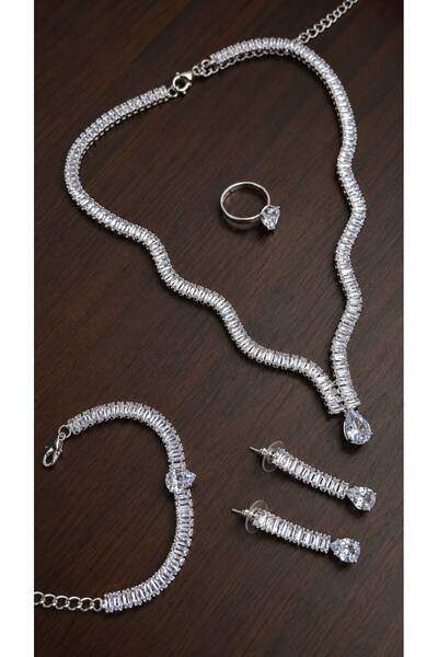 stainles steel طقم اكسسوار فضي فخم للمناسبات مكون من سلسال وحلق واسورة يد
