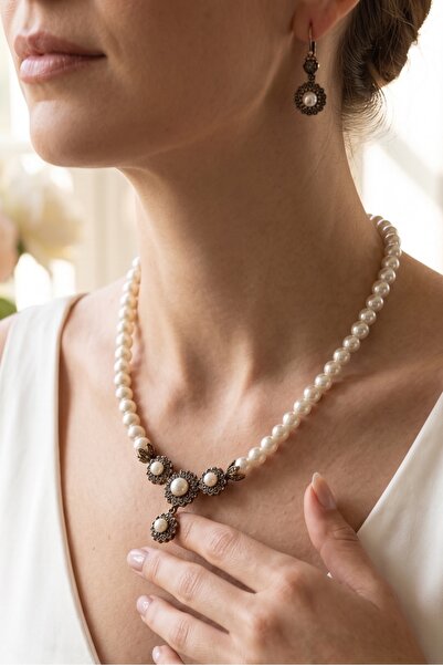 FAYRA ACCESSORIES Kristal Taşlı Papatya Figür İnci Kolye ve İnci Küpe Seti