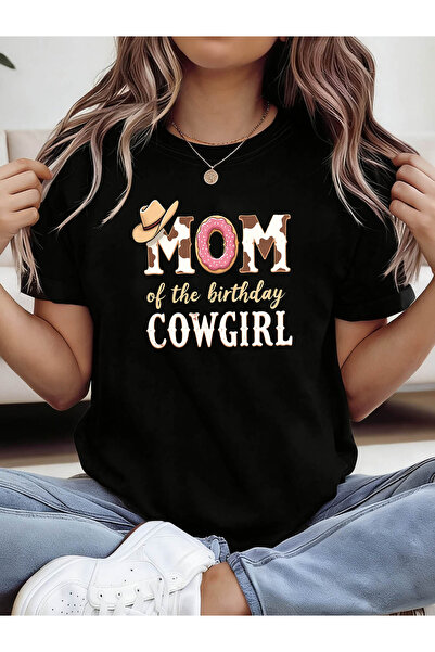 01THEONE تي شيرت مطبوع عليه عبارة MOM of The Birthday COWGIRL، قميص كاجوال بأ...