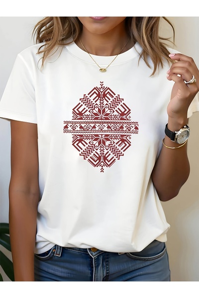 212Wear تي شيرت نسائي، بنمط عرقي، نقش هندسي مع تصميم إبداعي يحمل رمز ثقافي لا...